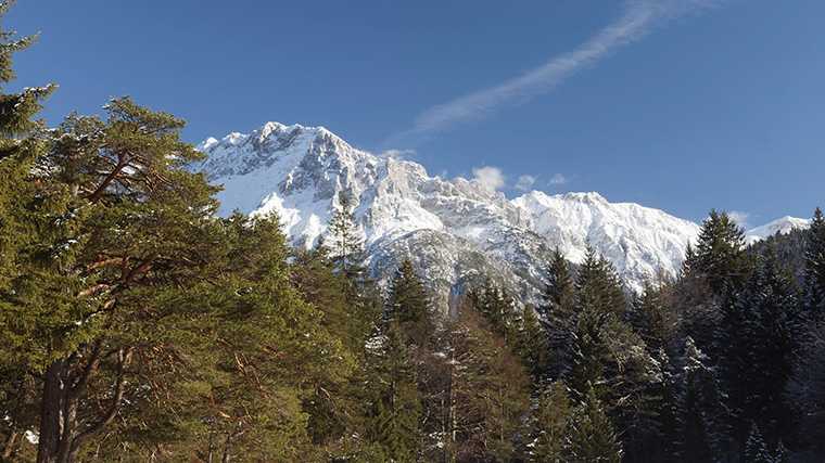 De besneeuwde toppen van de bergketen Karwendel.