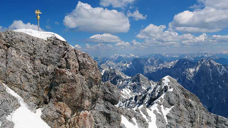 Het kruis op de top van de Zugspitze.