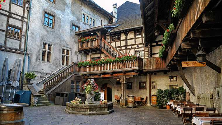 De binnenplaats van het kasteel Schattenburg in Feldkirch.