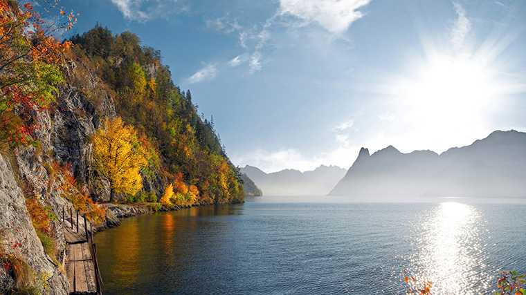 Een pad langs de Traunsee.