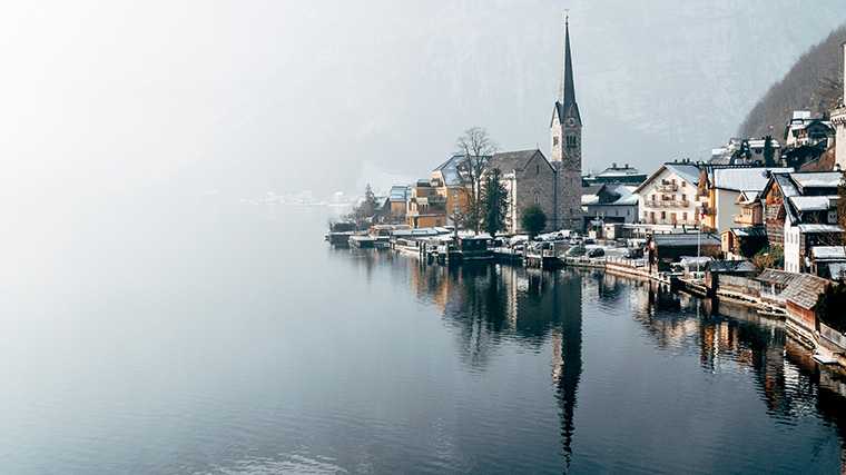 In de winter draagt de mist bij aan de mystieke sfeer in Hallstatt.