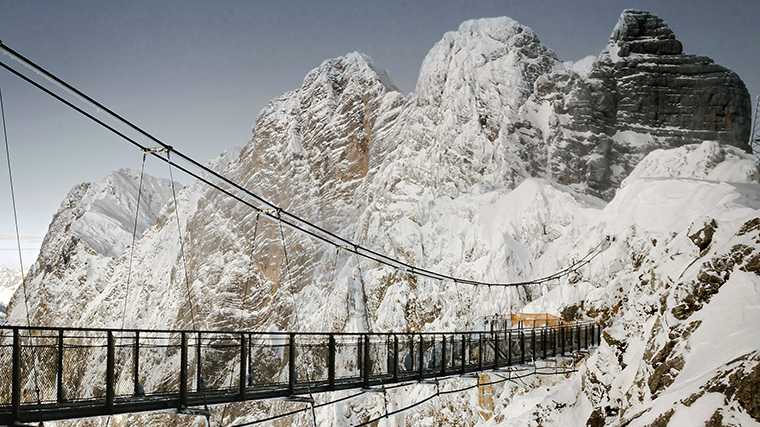 De hangbrug boven de gletsjer Dachstein in Ramsau.
