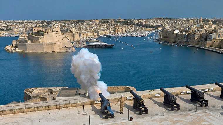 Twee keer per dag worden de kanonnen aan de haven van Valletta afgevuurd.
