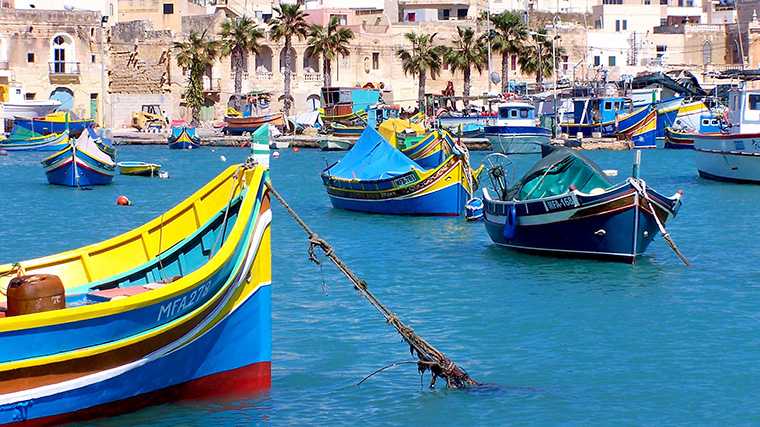 Kleurrijke vissersboten in de haven van Marsaxlokk op Malta.