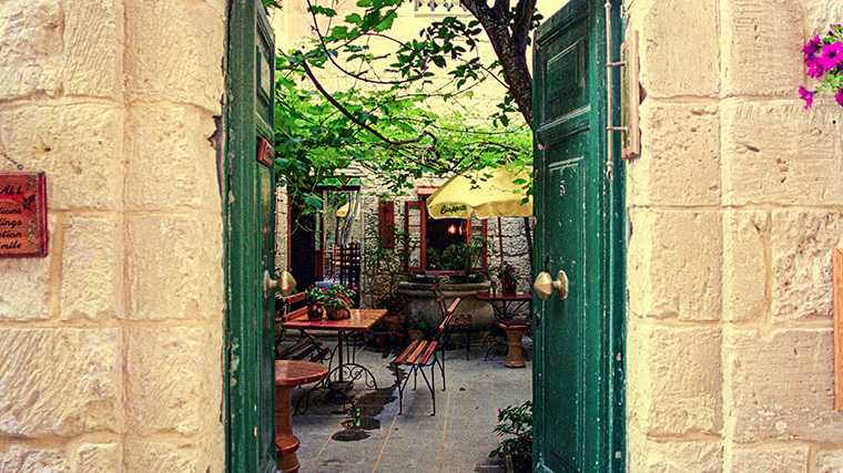Dwaal door Mdina en ontdek verborgen cafeetjes op binnenplaatsen.