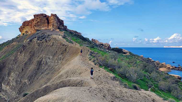 Uitkijkpunt bij het strand van Għajn Tuffieħa aan de westkust van Malta.