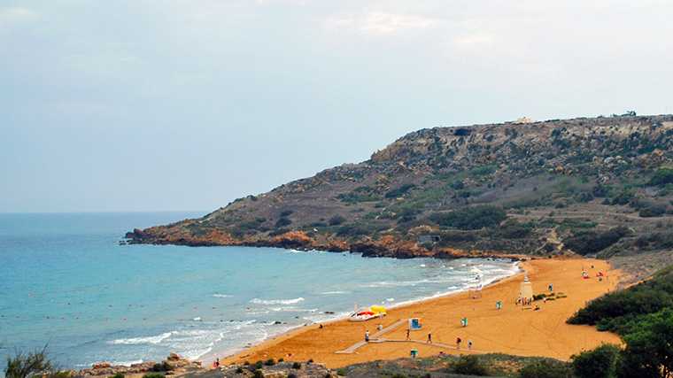 Door velen beschouwd als het mooiste strand van Malta: Ramla Bay op het eiland Gozo.
