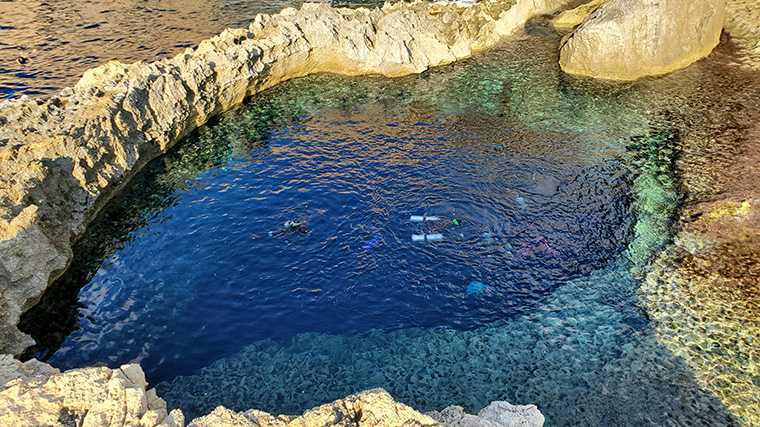 De Blue Hole aan de westkust van Gozo.