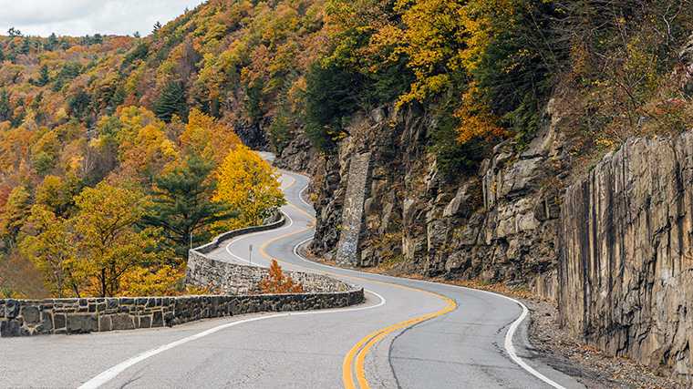 Met je huurauto rijd je over dergelijke wegen door de Catskills.