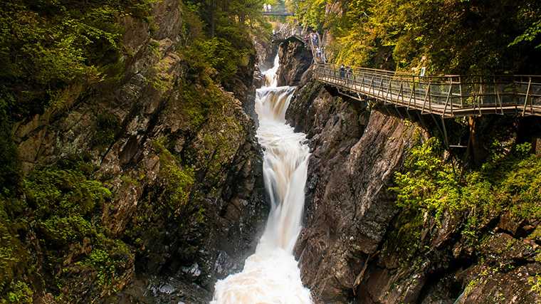 Een waterval in de kloof Ausable Chasm.