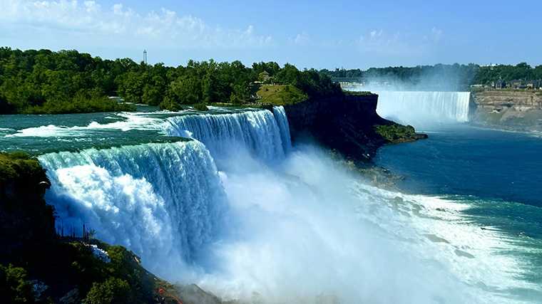 Het uitzicht op de Niagara watervallen van de Amerikaanse kant.