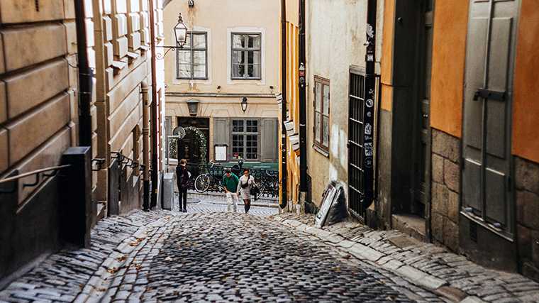 Het oudste deel van Stockholm heeft nauwe en soms steile straatjes.
