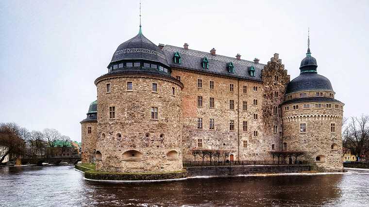 Het robuuste waterkasteel van Örebro.