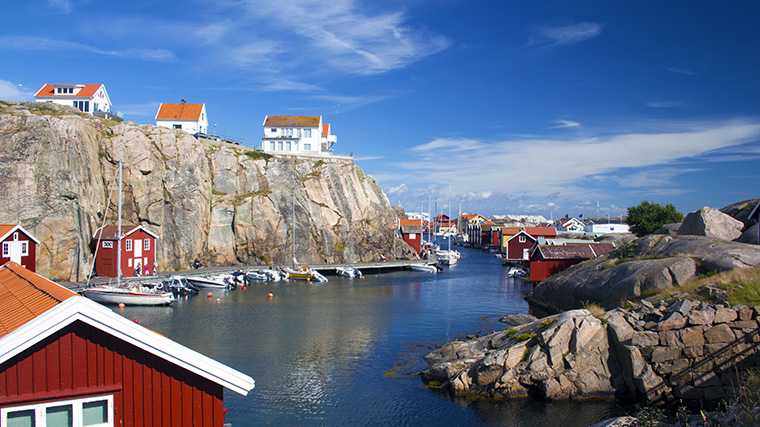 Smögen ligt aan pittoreske inhammen, die kleine havens vormen.