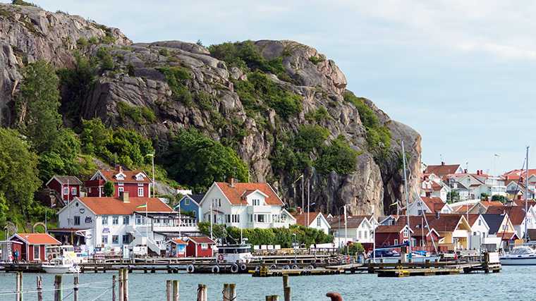 Fjällbacka ligt tegen de 70 meter hoge Vetteberget.
