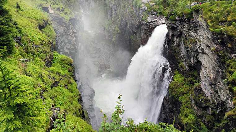 De waterval Hällingsåfallet bij Strömsund.