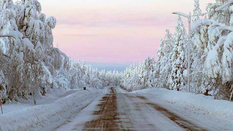 Winterse weg in Zweden.