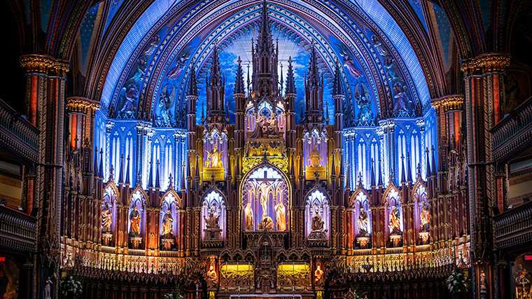 Het interieur van de Notre-Dame in Montréal, Québec.
