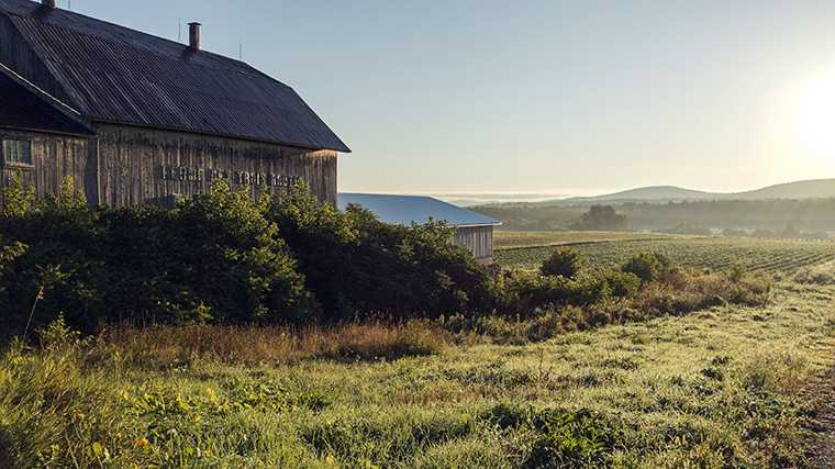 Het typische landschap van de Eastern Townships in Québec.