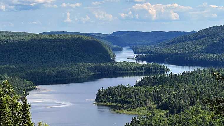 Het grillig gevormde meer Wapizagonke in La Mauricie.