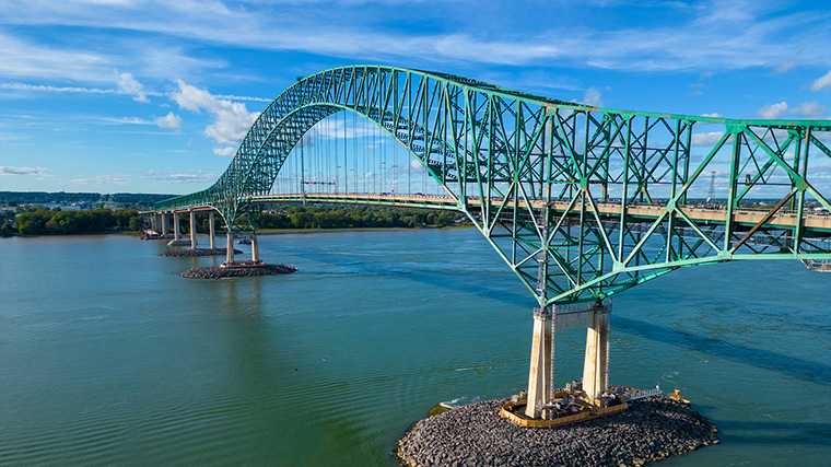 De enige brug over de Saint Lawrence tussen Montréal en Québec is Laviolette.