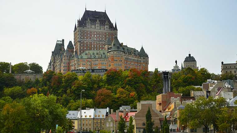 Het Château Frontenac torent hoog boven Québec City uit.