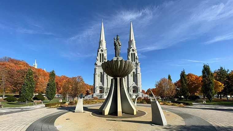 De fontein en kerk van Sainte-Anne-de-Beaupré.