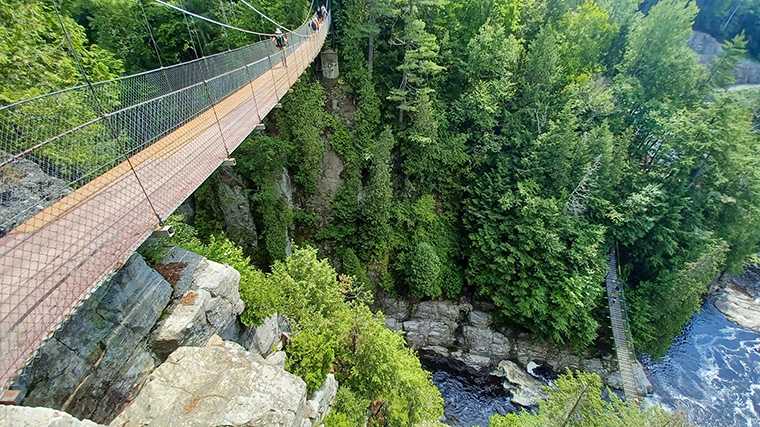 Hangbruggen boven de diepe kloof Sainte-Anne.