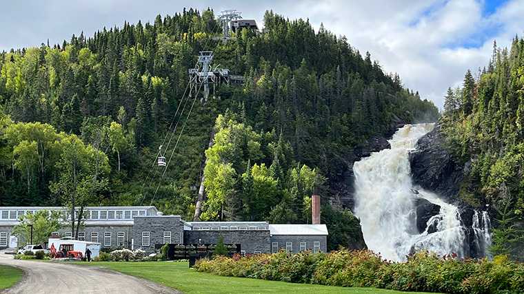 De waterval bij spookstadje Val-Jalbert.