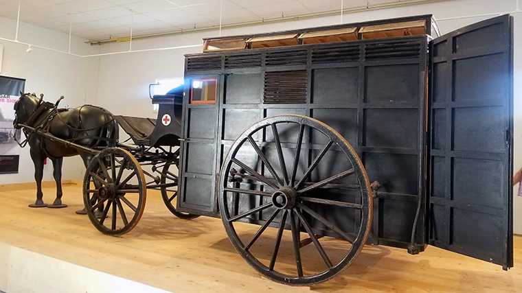 In een koets als deze werden mensen met besmettelijke ziektes vervoerd.