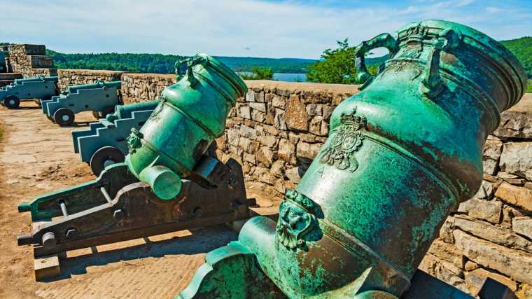 Antieke kanonnen in het Fort Ticonderoga, New York.
