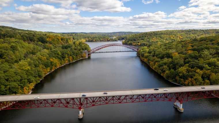 De Taconic Parkway splitst in twee bruggen over het New Croton Reservoir.