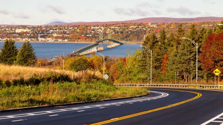 Zo rijd je met je huurauto terug van het Île d’Orléans naar het vasteland.