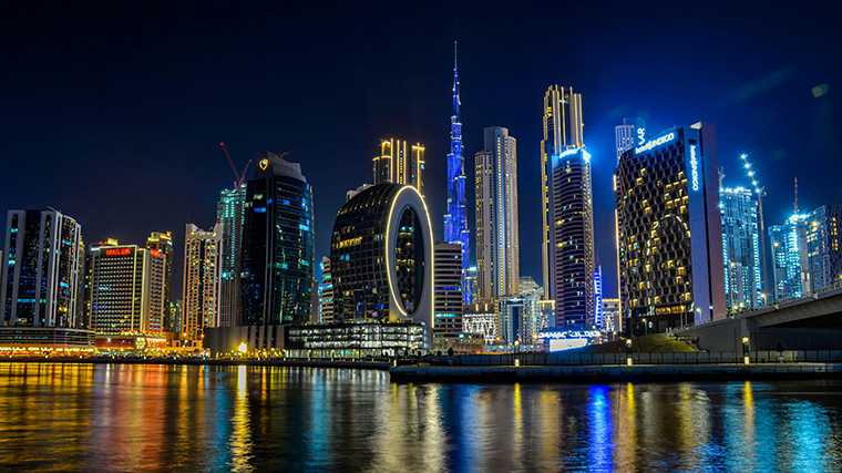 De hoogste toren ter wereld is niet het enige gebouw in Dubai dat ’s avonds fraai verlicht wordt.