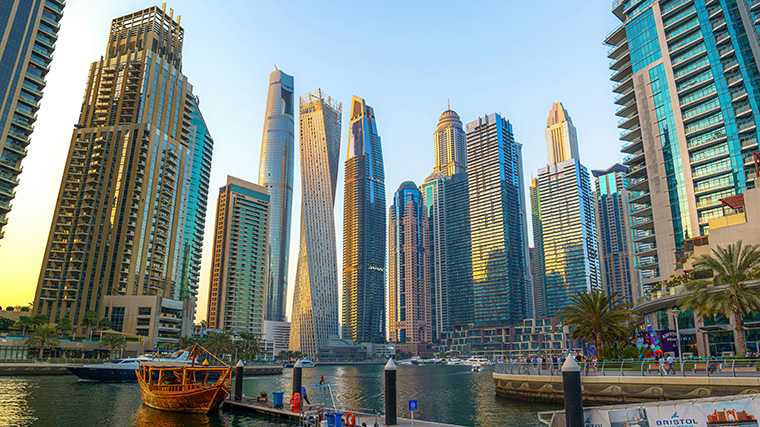 De wolkenkrabbers rond de jachthaven Dubai Marina.