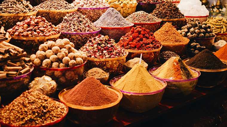 Kruiden en specerijen in de souk van Dubai.