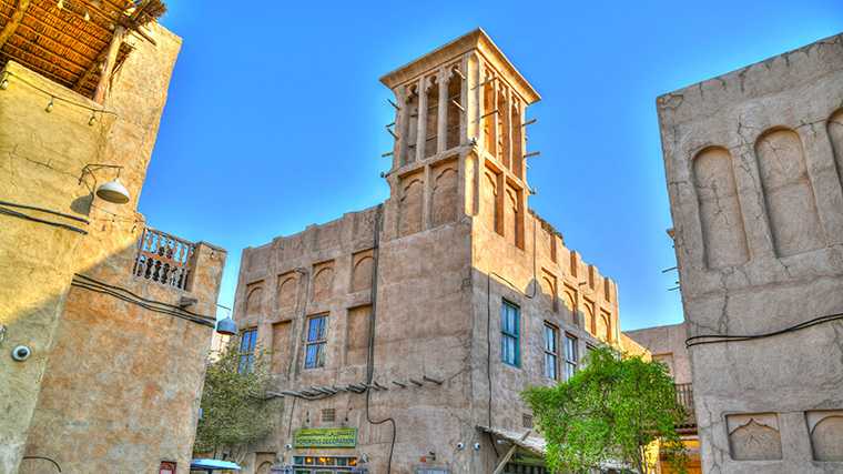 Een klein stukje van Dubai bestaat nog uit oude huizen met traditionele windtorens.