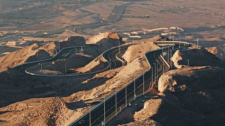 De kronkelige weg naar Jebel Hafeet.