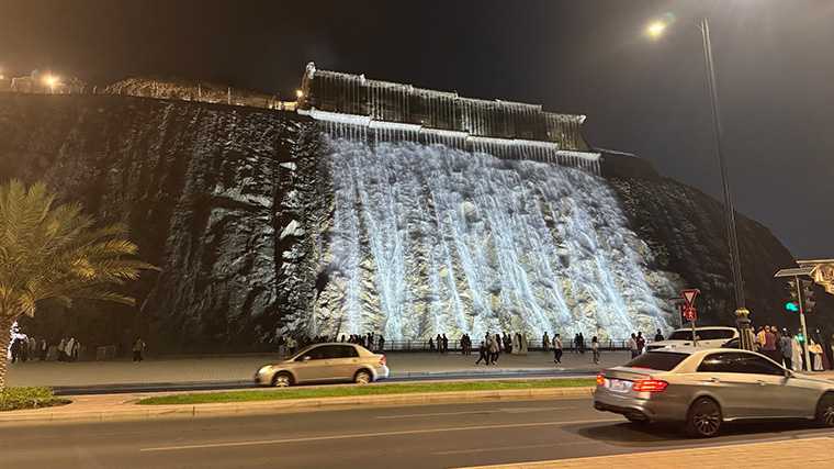 In de Verenigde Arabische Emiraten is veel door mensen gemaakt en dat geldt ook voor deze waterval in Khorfakkan, emiraat Fujairah.