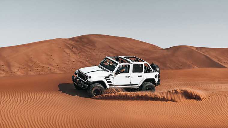 Nee, scheuren door de woestijn doe je niet met je huurauto, maar via gespecialiseerde excursies.