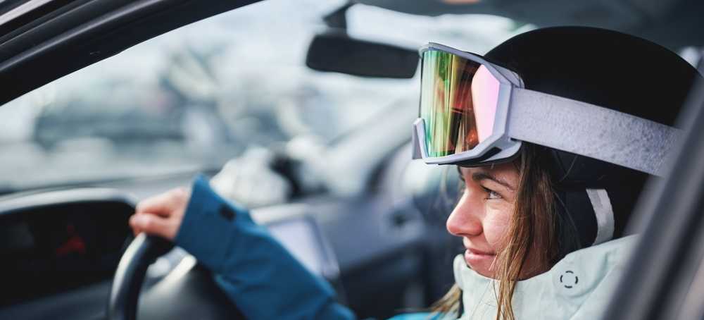 Vliegen naar de wintersport en ter plaatse een auto huren in de Alpen.