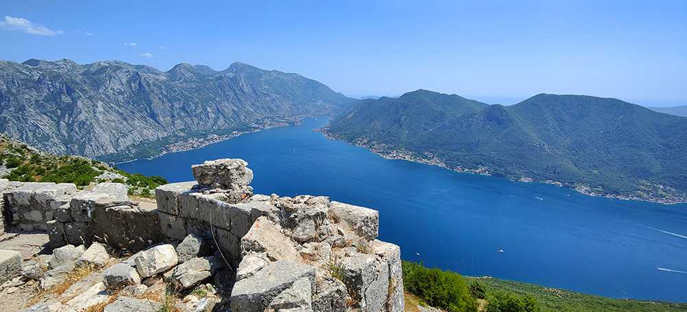 De Baai van Kotor is een perfecte start van je roadtrip met een huurauto door Montenegro.