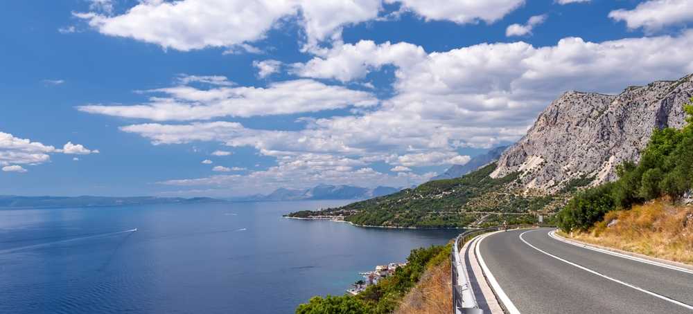 Adembenemend panoramisch uitzicht vanaf de kustweg aan de Makarska Rivièra in Dalmatië, Kroatië.