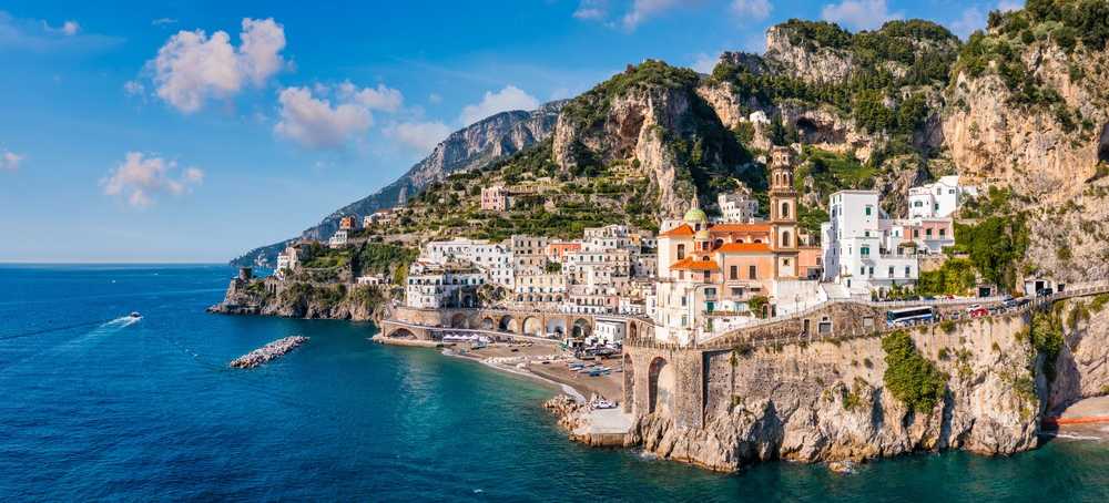 Rijd met een huurauto van Napels naar de indrukwekkende Amalfikust.