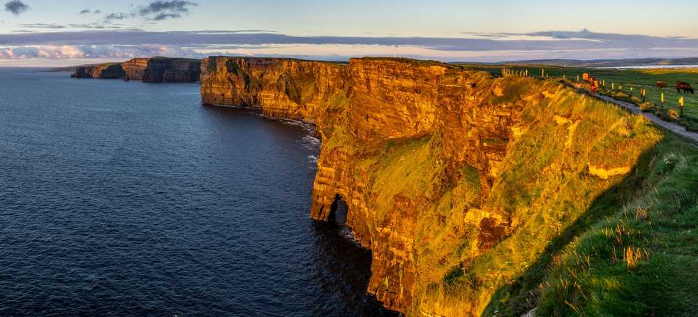 De Cliffs of Moher bij zonsondergang.