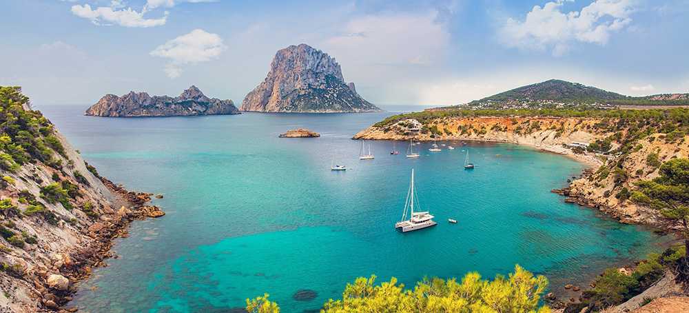 Vanaf het strand Cala d’Hort heb je fraai uitzicht op het mythische rotseiland Es Vedrà.
