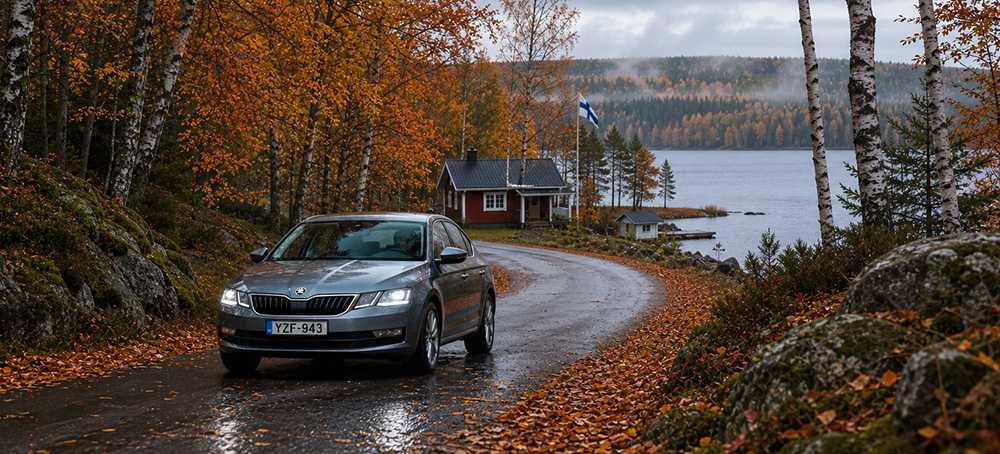 Alquilar un coche para disfrutar del ruska en el otoño finlandés.