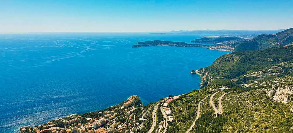 La Moyenne Corniche et la Grande Corniche serpentent bien au-dessus de la côte méditerranéenne, entre Nice et Menton.