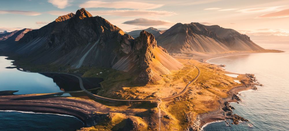 Zie je jezelf al rijden op deze spectaculaire weg langs de berg Eystrahorn in het zuidoosten van IJsland?