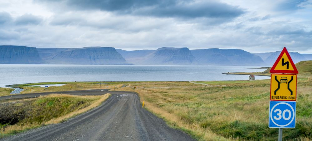 Een gravelweg in de IJslandse Westfjorden
